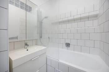 Koupelna - Pronájem bytu 3+1 v osobním vlastnictví 92 m², Praha 3 - Žižkov