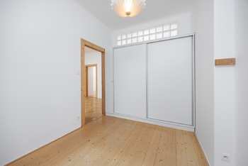 Ložnice s vestavěnou skříní - Pronájem bytu 3+1 v osobním vlastnictví 92 m², Praha 3 - Žižkov