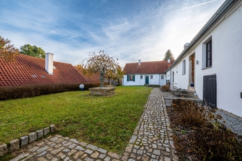 uzavřený dvůr - Prodej domu 360 m², Písečné