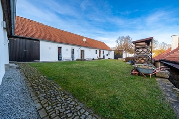 uzavřený dvůr - Prodej domu 360 m², Písečné