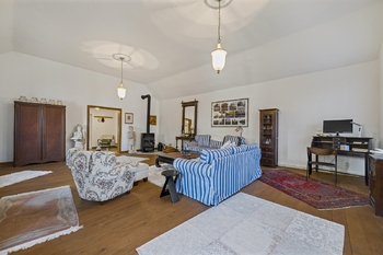 hlavní budova - obývací pokoj - Prodej domu 360 m², Písečné