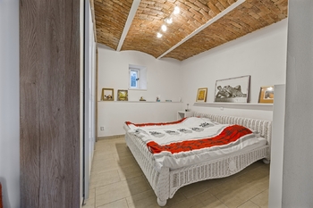 hlavní budova - ložnice - Prodej domu 360 m², Písečné