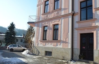 Exteriér - vchod do budovy - Pronájem obchodních prostor 30 m², Jablonec nad Jizerou