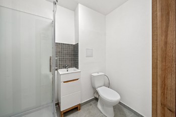 Koupelna se sprchovým koutem a toaletou. - Prodej bytu 1+kk v osobním vlastnictví 28 m², Hradec Králové