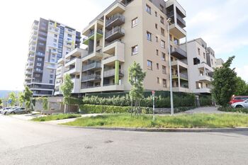 Venkovní pohled na dům - Pronájem bytu 2+kk v osobním vlastnictví 70 m², Praha 4 - Modřany