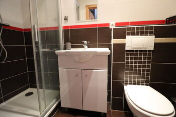 Koupelna ve spodním patře - Pronájem bytu 3+kk v osobním vlastnictví 114 m², Praha 8 - Libeň