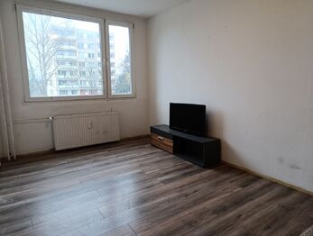 pokoj 1 - Prodej bytu 3+kk v osobním vlastnictví 64 m², Obrnice 