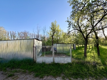 pozemek s montovanými garážemi - Prodej chaty / chalupy 12 m², Moravany