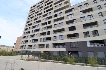 Venkovní pohled na dům - Pronájem bytu 2+kk v osobním vlastnictví 64 m², Praha 9 - Vysočany