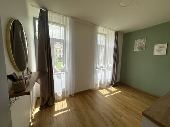 neprůchozí pokoj s pracovní deskou - Pronájem kancelářských prostor 46 m², Prachatice