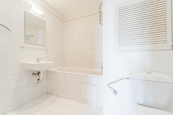 koupelna s vanou a WC - Pronájem bytu 3+1 v osobním vlastnictví 68 m², Kladno