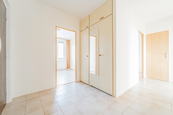 chodba se šatní skříní - Pronájem bytu 3+1 v osobním vlastnictví 68 m², Kladno