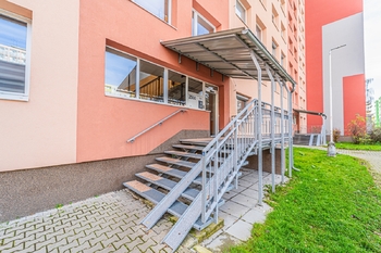 vstup do domu - Pronájem bytu 3+1 v osobním vlastnictví 68 m², Kladno