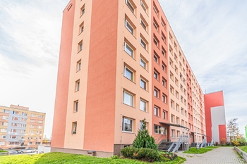 pohled na dům  - Pronájem bytu 3+1 v osobním vlastnictví 68 m², Kladno