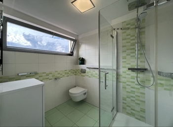 koupelna s toaletou - Prodej domu 152 m², Unhošť