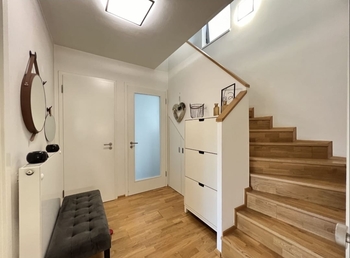 schodiště do patra - Prodej domu 152 m², Unhošť