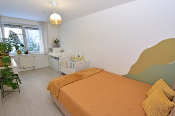 Prostorná samostatná ložnice s okny do zahrady.  - Prodej bytu 2+kk v osobním vlastnictví 52 m², Praha 9 - Hostavice