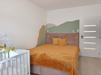 Prostorná samostatná ložnice s okny do zahrady.  - Prodej bytu 2+kk v osobním vlastnictví 52 m², Praha 9 - Hostavice