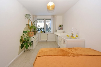 Prostorná samostatná ložnice s okny do zahrady.  - Prodej bytu 2+kk v osobním vlastnictví 52 m², Praha 9 - Hostavice