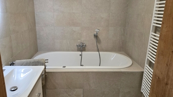 Koupelna s masážní vanou - Pronájem bytu 4+kk v osobním vlastnictví 170 m², Brno