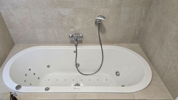 Koupelna s masážní vanou - Pronájem bytu 4+kk v osobním vlastnictví 170 m², Brno