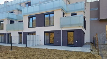 Pohled na dům a terasu ze zahrady - Pronájem bytu 4+kk v osobním vlastnictví 170 m², Brno