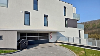 Vjezd do garáží - Pronájem bytu 4+kk v osobním vlastnictví 170 m², Brno