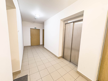 chodba domu - Prodej bytu 1+kk v osobním vlastnictví 38 m², Klecany