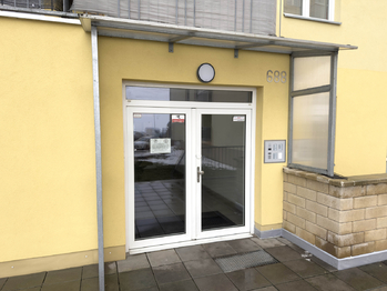 vstup do domu - Prodej bytu 1+kk v osobním vlastnictví 38 m², Klecany