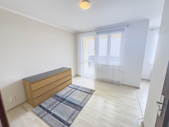 pokoj - Prodej bytu 1+kk v osobním vlastnictví 38 m², Klecany