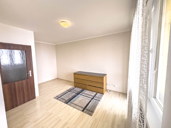 pokoj - Prodej bytu 1+kk v osobním vlastnictví 38 m², Klecany