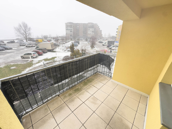 balkón - Prodej bytu 1+kk v osobním vlastnictví 38 m², Klecany