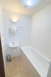 koupelna - Prodej bytu 1+kk v osobním vlastnictví 38 m², Klecany