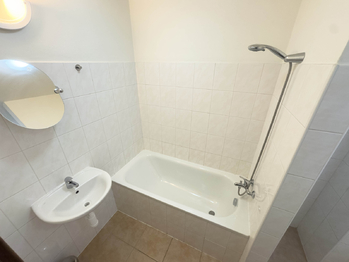 koupelna - Prodej bytu 1+kk v osobním vlastnictví 38 m², Klecany