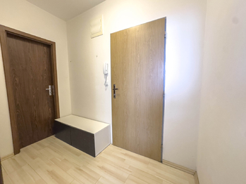 předsíň - Prodej bytu 1+kk v osobním vlastnictví 38 m², Klecany