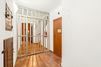 Vstupní chodba s komorou - Prodej bytu 4+1 v osobním vlastnictví 118 m², Praha 1 - Malá Strana