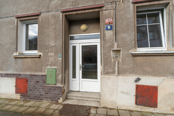 Vchod do budovy - Pronájem bytu 1+1 v osobním vlastnictví 54 m², Ústí nad Labem