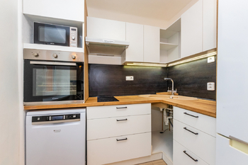 2. Detail kuchyňského koutu - Pronájem bytu 1+kk v osobním vlastnictví 29 m², Kladno