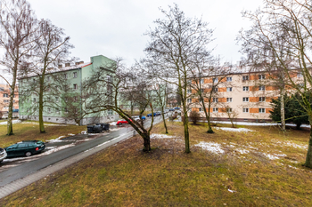 7. Výhled z obývacího pokoje - Pronájem bytu 1+kk v osobním vlastnictví 29 m², Kladno