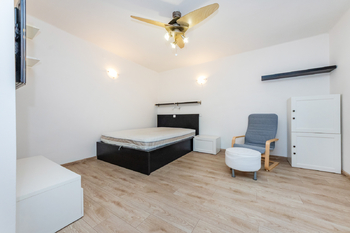 8. Obývací pokoj - Pronájem bytu 1+kk v osobním vlastnictví 29 m², Kladno