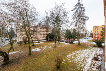 10. Výhled z kuchyně - Pronájem bytu 1+kk v osobním vlastnictví 29 m², Kladno