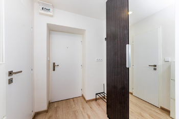 11. Předsíň, vlevo vstup do koupelny - Pronájem bytu 1+kk v osobním vlastnictví 29 m², Kladno