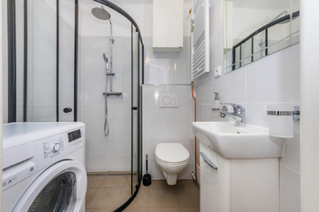 12. Koupelna - Pronájem bytu 1+kk v osobním vlastnictví 29 m², Kladno