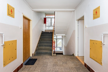 15. Chodba domu - Pronájem bytu 1+kk v osobním vlastnictví 29 m², Kladno