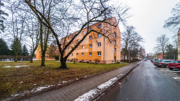 16. Pohled na dům z ulice Kordačova - Pronájem bytu 1+kk v osobním vlastnictví 29 m², Kladno