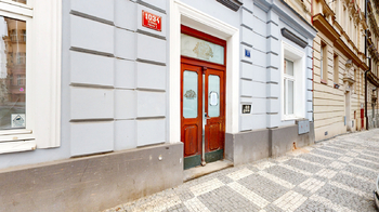 vstup do domu - Prodej bytu 1+kk v osobním vlastnictví 26 m², Praha 3 - Žižkov