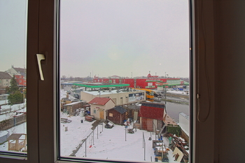 zimní pohled z okna na společnou zahradu - Prodej bytu 2+1 v osobním vlastnictví 53 m², Chomutov