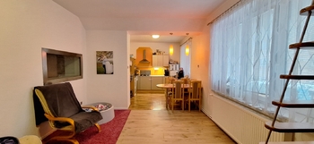 Pohled z obývacího pokoje do kuchyňského koutu - Prodej bytu 2+kk v osobním vlastnictví 55 m², Vyškov