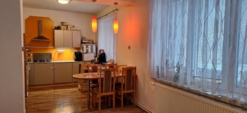 Pohled z obývacího pokoje do kuchyňského koutu - Prodej bytu 2+kk v osobním vlastnictví 55 m², Vyškov