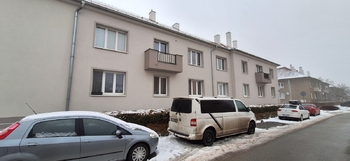 Pohled na budovu ze silnice - Prodej bytu 2+kk v osobním vlastnictví 55 m², Vyškov